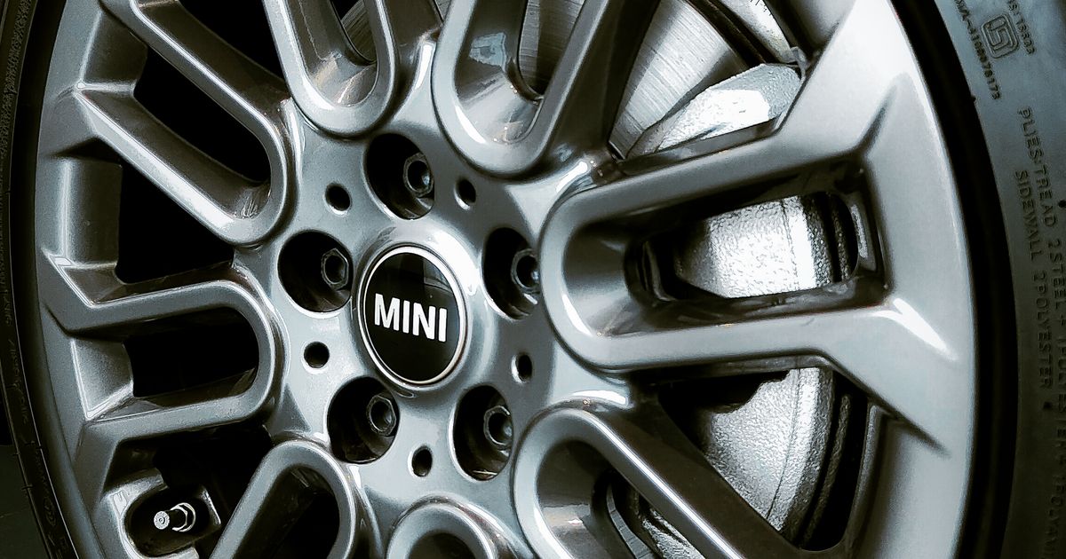 Comparison of directional V-shaped tread and asymmetric tread patterns on car tyres