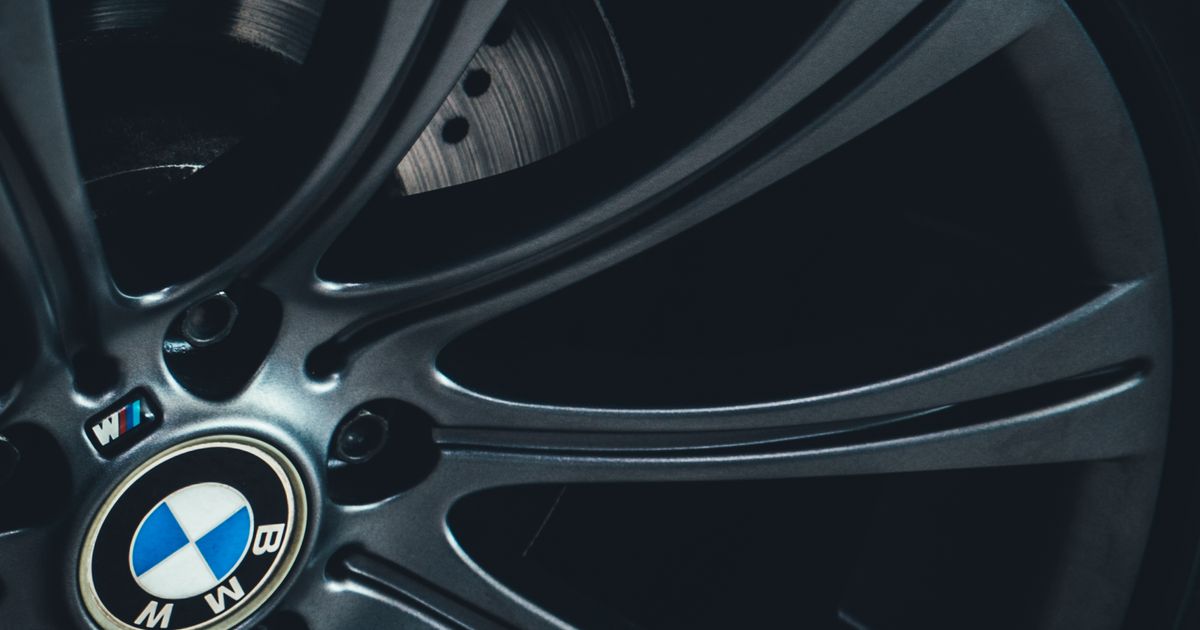 Row of premium car tyres representing brands like Michelin, Continental and Pirelli