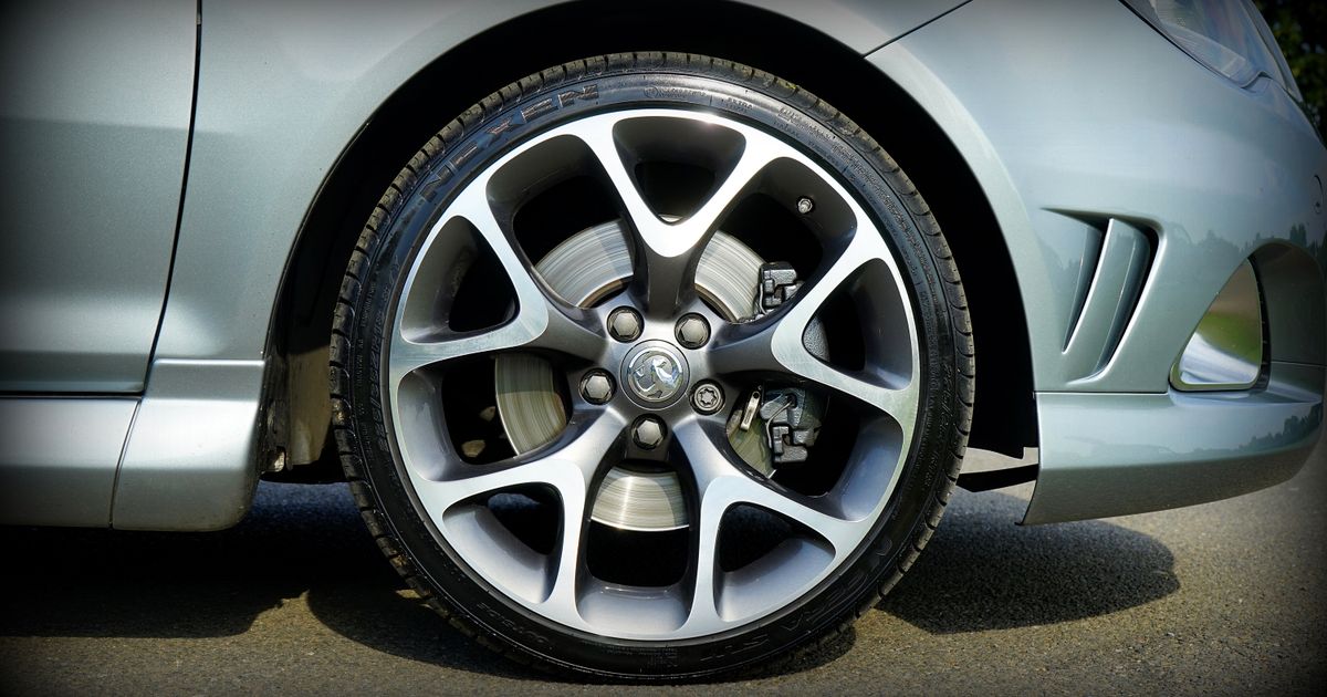 Steering wheel held during driving, illustrating vibration that signals wheels need balancing