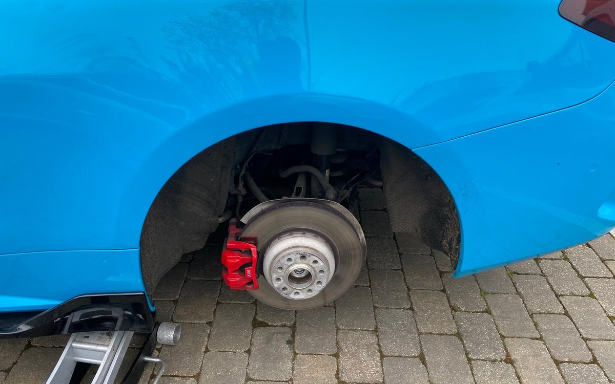 A close-up of a wheel arch with the wheel removed and the ramp in place, serving Addlestone, Surrey